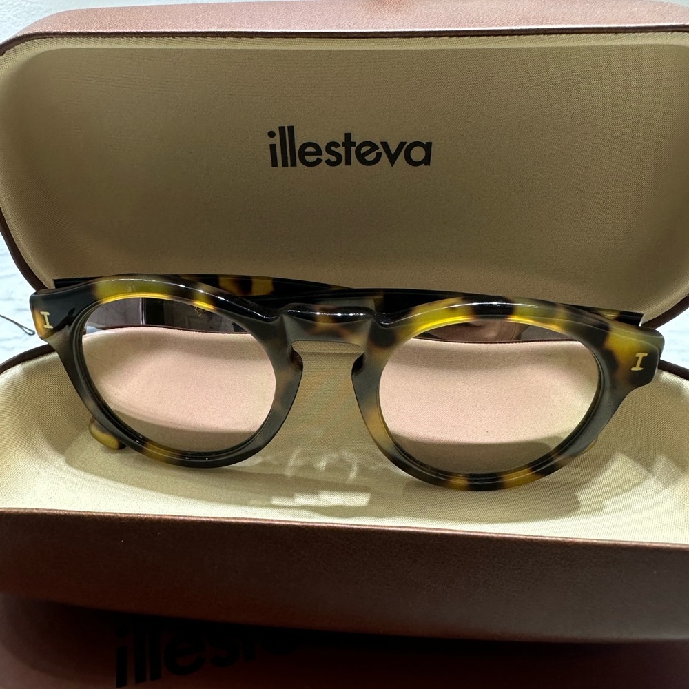 This is Illesteva Leonard Sunglasses Tortoise, Rose Mirror.